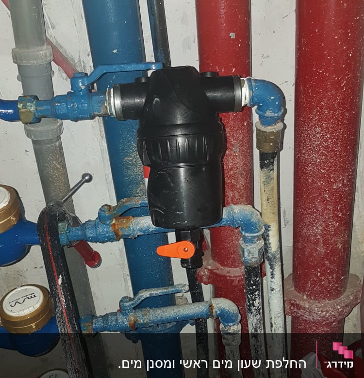 צנרת מים עם ברזים ומד מים